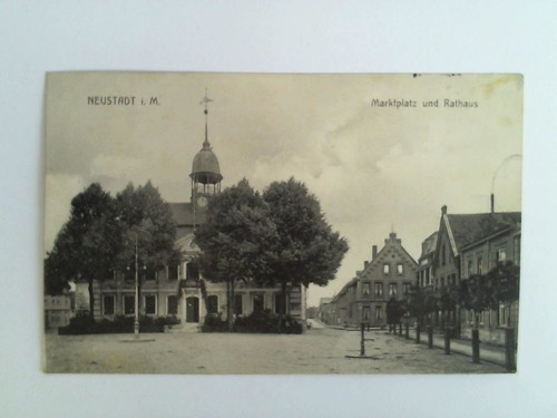 (Neustadt / Mecklenburg) - Ansichtskarte: Neustadt i. M. - Marktplatz und Rathaus