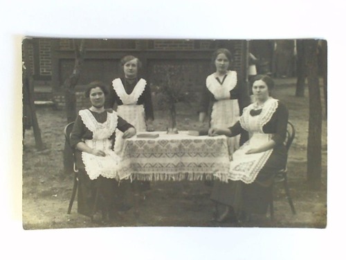 (Dienstmdchen / Hausfrauen) - Ansichtskarte: Aufnahme von vier jungen Frauen mit gestickten Schtzen