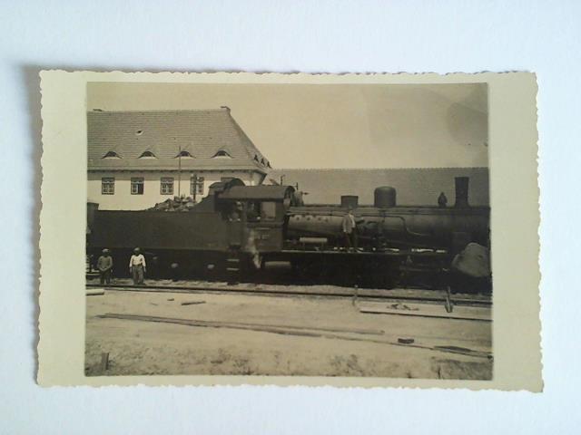 (Eisenbahn-Fotografie) - 1 Ansichtskarte: Lokomotive - Aufnahme mit Arbeitern