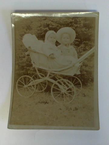(Kinderwagen um 1900) - Original-Fotografie mit 2 Kleinkindern