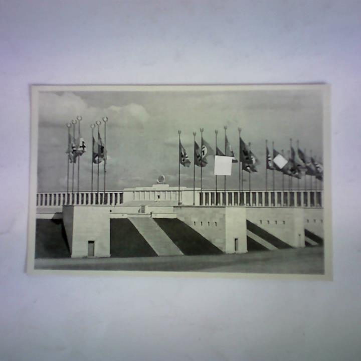 (Nrnberg, Stadt der Reichsparteitage) - Das Zeppelinfeld. Seitenvorbauten mit wehenden Fahnen, rckwrts der Tribnenbau - Propagandapostkarte
