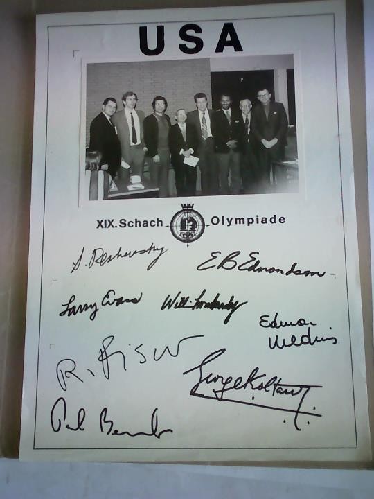 Die US-Amerikanische Deligation: Original auf Papier montiertes Foto sowie 8 Autographen auf einem Blatt (29,7 cm x 21 cm)
