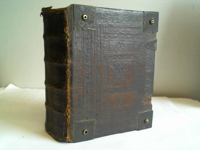 Biblia germanica. Biblia, das ist, die gantze Heilige Schrifft. Altes und Neues Testament. jetzo nach des sel. Mannes reiner Dollmetschung und denen besten Exemplarien von neuen übersehen, und mit desselben lehrreichen Vorreden und Rand-Glossen, samt nützlichen Summarien, auch aus jedem Capitel gezogenen, offt statt einer Erklärung dienenden Lehr-Nutzen, ingleichen mit vielen Parallel-Stellen und vollständiger Zeit-Rechnung, verbessertem und vermehrten Namen, auch der Söhne Noa Geschlechts-Register, Biblischen Calender, kurzen Beschreibung der Stiffts-Hütte und der Stadt Jerusalem, Bericht von denen biblischen Monden, Maas, Gewichte, Münz und Elen, samt einer Harmonie der vier Evangelisten, und Einleitung in die Offenbarung Johannis, wie auch Anhang des dritten und vierdten Buchs Esra, und dritten der Maccabeer, und endlich denen drey Haupt-Symbolis und Augspurgischen Confession zum Druck befördert, nebst einer Vorrede und Erklärung des Kupffer-Blats